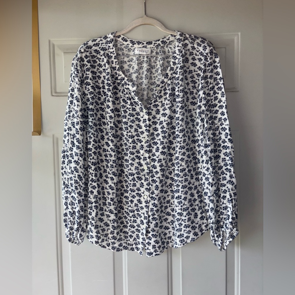 Velvet by Graham & Spencer Kissan Sheer print top size M